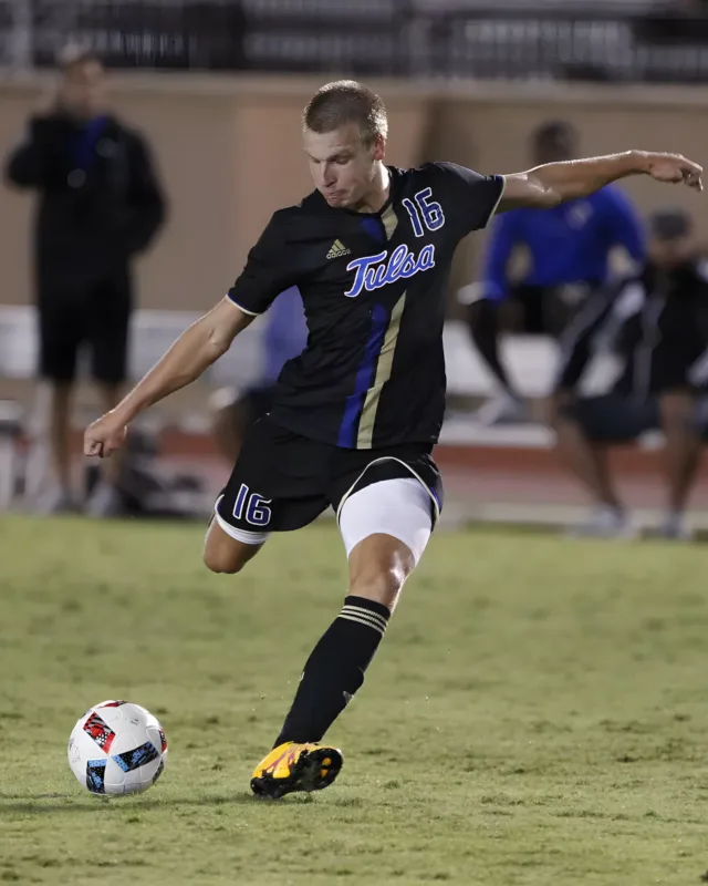 Kay in het zwarte Tulsa-tenue tijdens een college soccer-wedstrijd in Amerika
