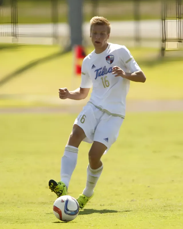 Kay in het witte Tulsa-tenue tijdens zijn periode als student-athlete in Amerika