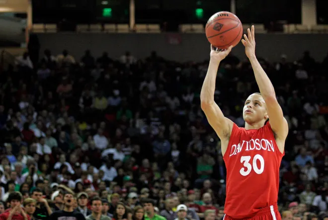 Steph Curry in actie voor Davidson College, uitblinkend in college basketbal.