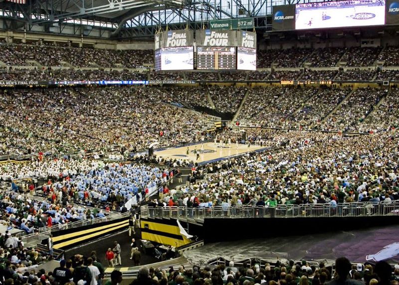 NCAA Final Four basketbalwedstrijd met een menigte van bijna 80,000 fans in het stadion.