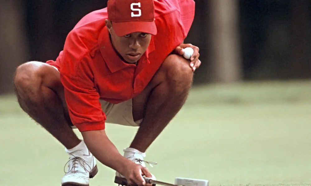 Tiger Woods vertegenwoordigt Stanford in college golf, getoond in wedstrijdconcentratie.
