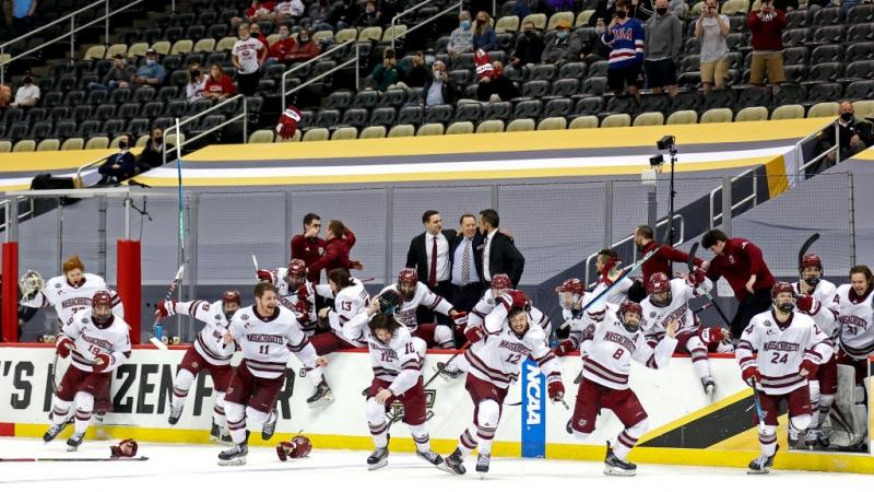 Spelers van Massachusetts vieren een overwinning in college ijshockey.