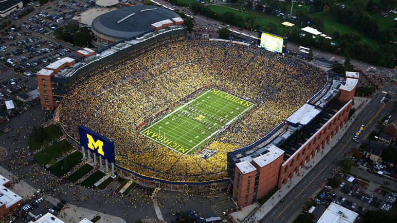 Michigan Stadium: het derde grootste stadion ter wereld en tevens de thuisbasis van de Michigan Wolverines. Er passen 107.601 fans in