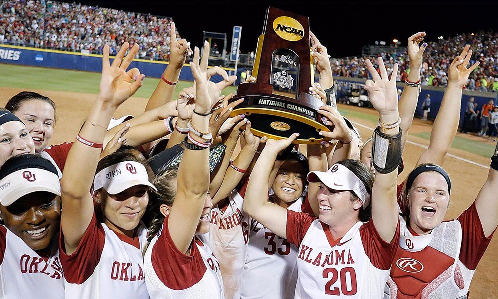 Oklahoma University softbalteam viert het winnen van de NCAA titel.