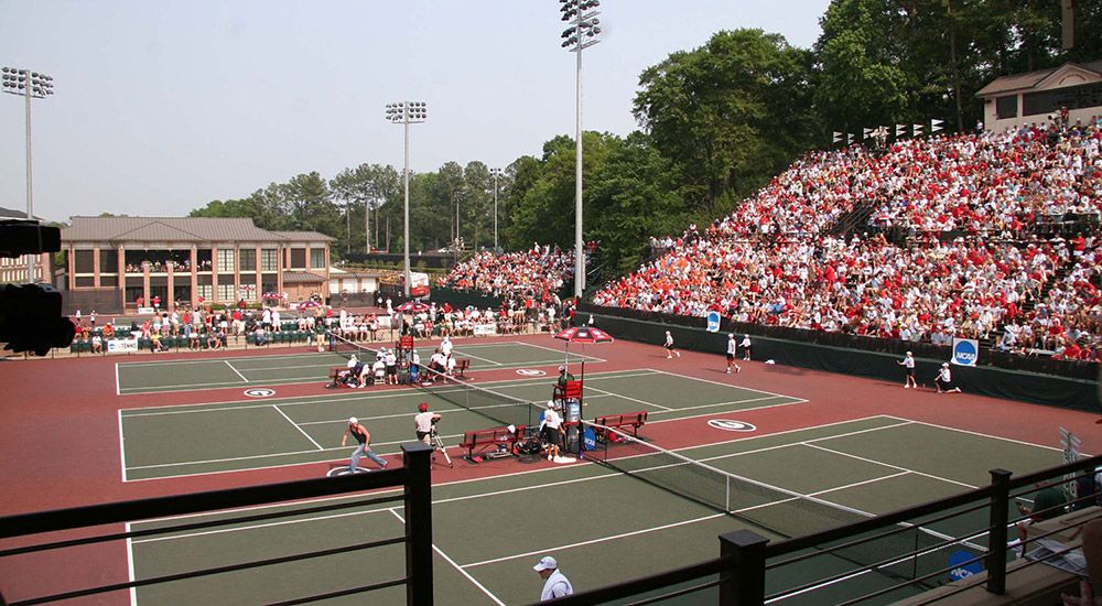Tenniscomplex van Georgia met volle tribunes tijdens een college wedstrijd.